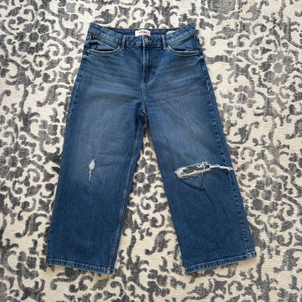 Distressed Wrangler High Rise Loose Straight Cropped Jeans • Size 29